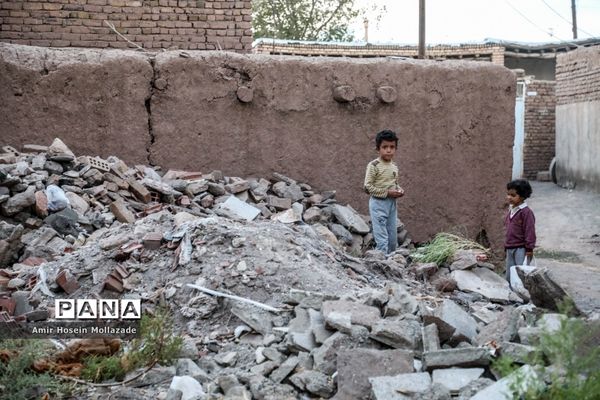 مناطق زلزله زده خوی؛ آغاز عملیات آواربرداری