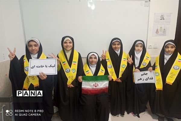 شرکت دانش آموزان خراسان جنوبی در پویش لبیک یا خامنه‌ای