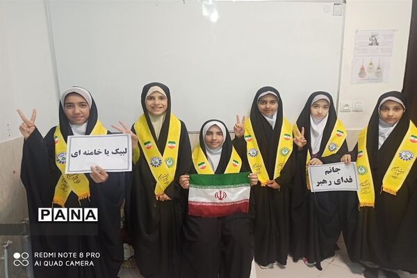 شرکت دانش آموزان خراسان جنوبی در پویش لبیک یا خامنه‌ای