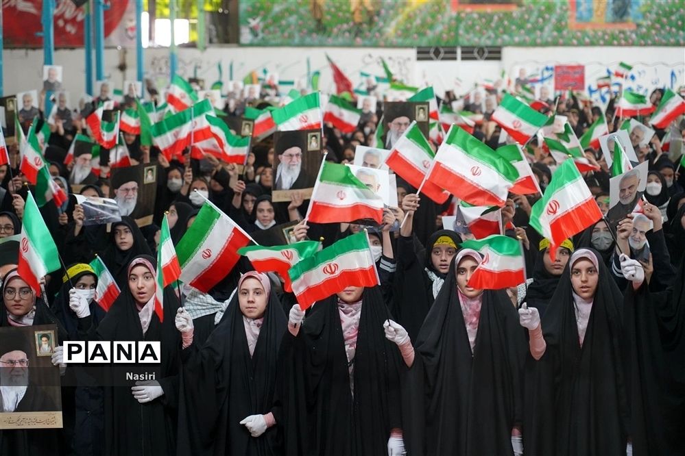 گردهمایی 1400 دانش‌آموز دختر اصفهانی در همایش نور چشم