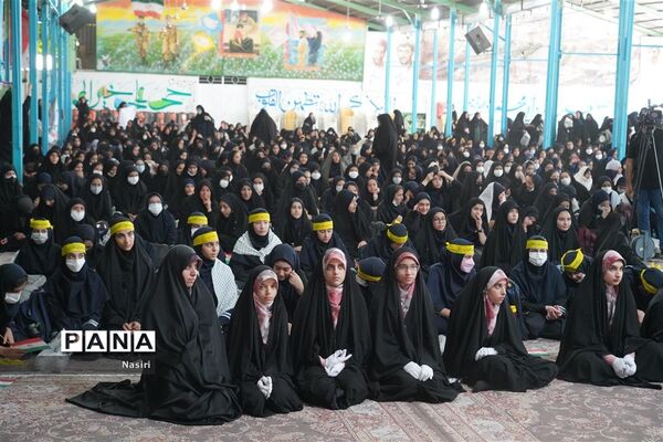 گردهمایی 1400 دانش‌آموز دختر اصفهانی در همایش نور چشم