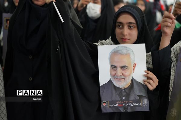 گردهمایی 1400 دانش‌آموز دختر اصفهانی در همایش نور چشم