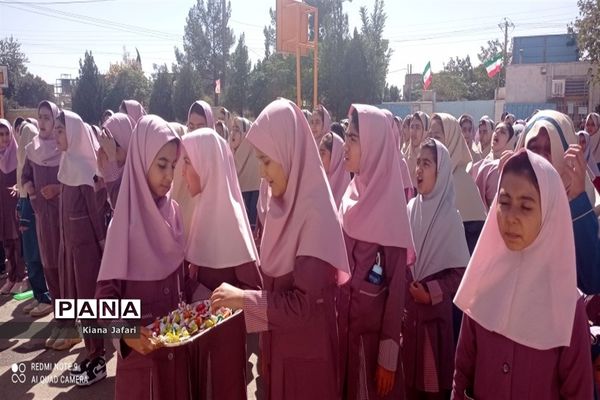 آیین مراسم جشن عاطفه و جشن پرچم در دبستان سمیه کاشمر