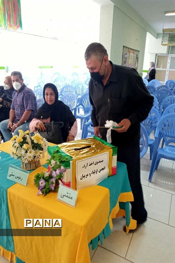 برگزاری انتخابات انجمن اولیا و مربیان دبیرستان نمونه دولتی شرافت شهرستان ساوجبلاغ
