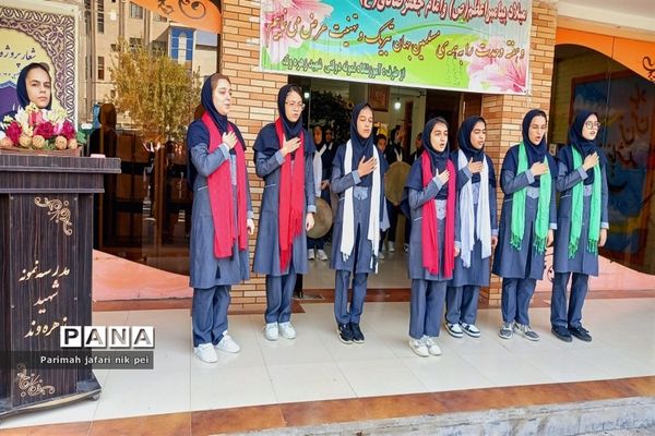 جشن میلاد حضرت رسول اکرم(ص) و امام جعفر صادق(ع) در دبیرستان شهید زهره‌وند قرچک