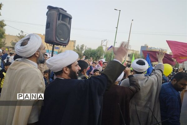 خروش‌هزار‌نفری‌دختران‌دهه‌نودی در شهر کوشک