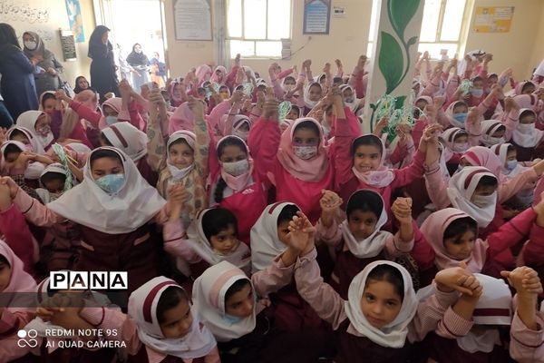 وحدت دانش‌آموزان مدارس ناحیه یک اهواز در برپایی جشن میلاد رسول اکرم (ص)