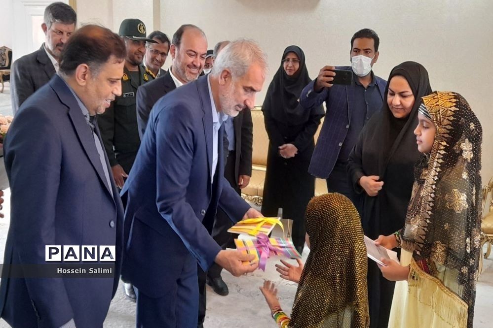 مراسم استقبال از وزیر آموزش و پرورش در فرودگاه بین‌المللی بندرعباس