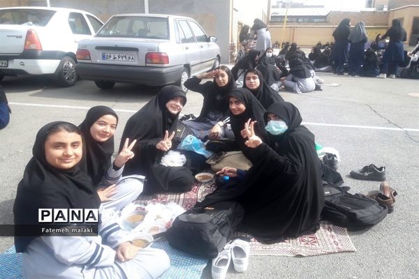 برگزاری جشن میلاد پیامبر اسلام (ص)و امام جعفر صادق (ع) در دبیرستان زنده‌یاد علی حاتمی ملارد