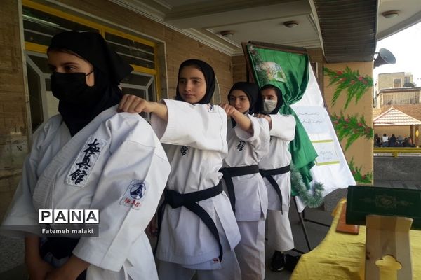 برگزاری جشن میلاد پیامبر اسلام (ص)و امام جعفر صادق (ع) در دبیرستان زنده‌یاد علی حاتمی ملارد