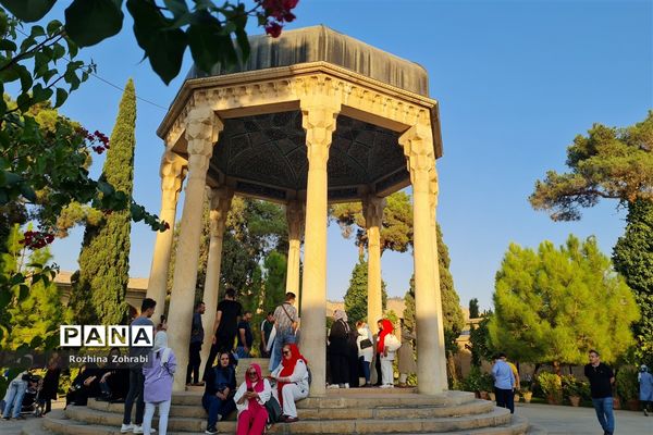 آرامگاه حافظ در سالروز این شاعر پرآوازه