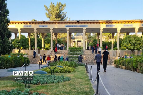 آرامگاه حافظ در سالروز این شاعر پرآوازه