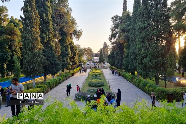 آرامگاه حافظ در سالروز این شاعر پرآوازه