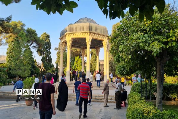 آرامگاه حافظ در سالروز این شاعر پرآوازه