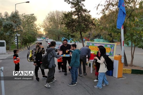 برپایی ایستگاه صلواتی همزمان با هفته وحدت در کانون فرهنگی تربیتی قدس