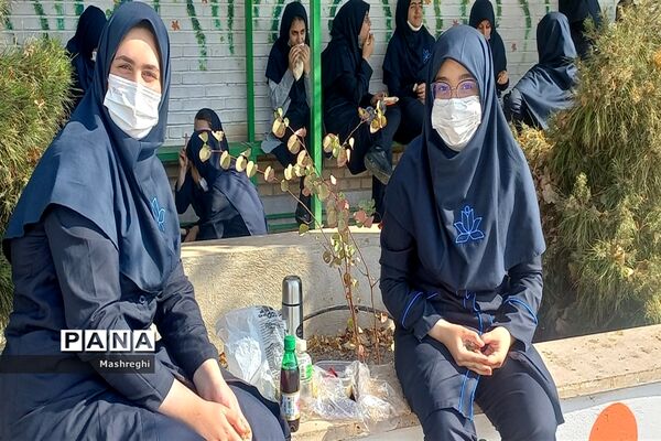 سفره صبحانه نشاط و شادی در دبیرستان شاهد مسفروش کاشان