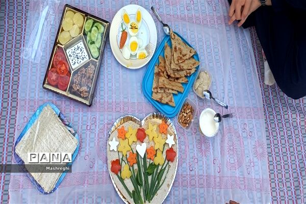 سفره صبحانه نشاط و شادی در دبیرستان شاهد مسفروش کاشان