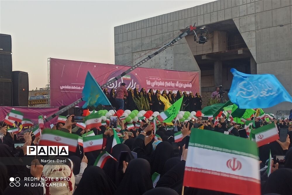 جشن بزرگ پیامبر مهربانی با نقش‌آفرینی بانوان محجبه و انقلابی مشهد مقدس
