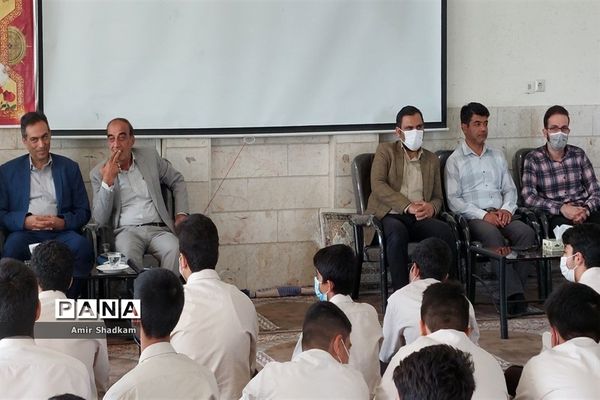 برگزاری مناظره دانش‌آموزی در مدرسه شهید‌بهشتی سمنان