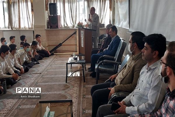 برگزاری مناظره دانش‌آموزی در مدرسه شهید‌بهشتی سمنان