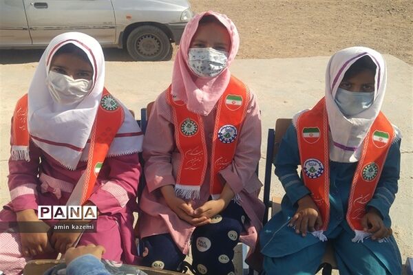 عضویت و ملبس شدن دانش‌آموزان عشایری به شال سازمان دانش‌آموزی