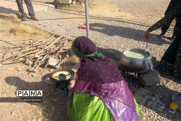 عضویت و ملبس شدن دانش‌آموزان عشایری به شال سازمان دانش‌آموزی