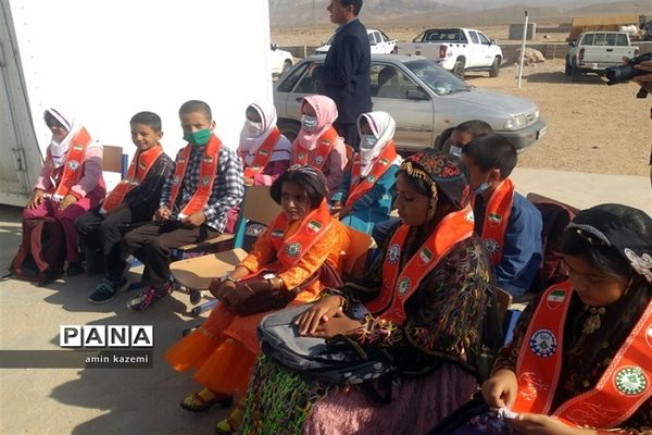 عضویت و ملبس شدن دانش‌آموزان عشایری به شال سازمان دانش‌آموزی