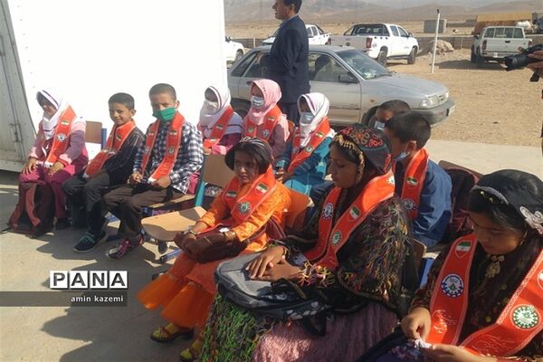 عضویت و ملبس شدن دانش‌آموزان عشایری به شال سازمان دانش‌آموزی