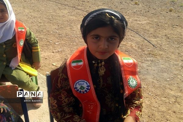 عضویت و ملبس شدن دانش‌آموزان عشایری به شال سازمان دانش‌آموزی