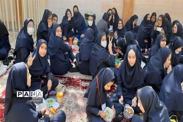 جشن هفته وحدت و هفته بهداشت و روان در مدرسه خدیجه کبری اصفهان