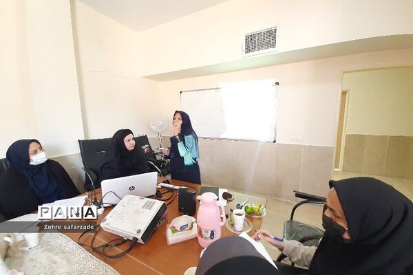 برگزاری جلسه قطب شرق گروه‌های آموزشی مقطع  ابتدایی در رودهن