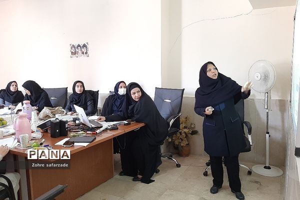 برگزاری جلسه قطب شرق گروه‌های آموزشی مقطع  ابتدایی در رودهن