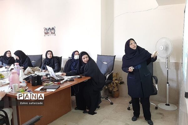 برگزاری جلسه قطب شرق گروه‌های آموزشی مقطع  ابتدایی در رودهن