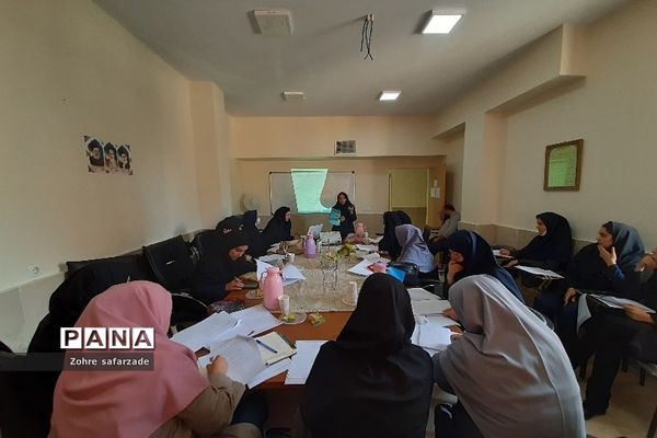 برگزاری جلسه قطب شرق گروه‌های آموزشی مقطع  ابتدایی در رودهن