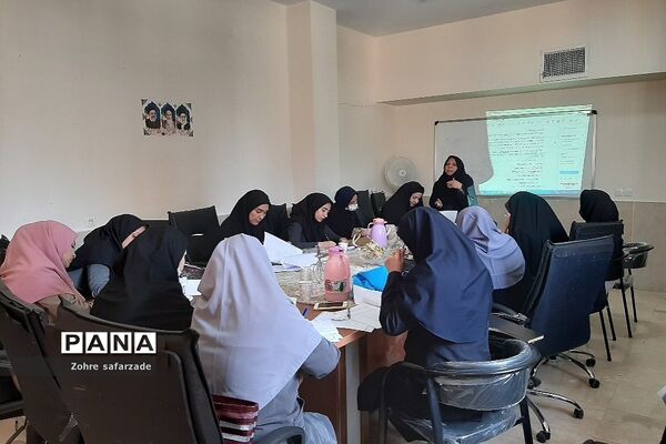 برگزاری جلسه قطب شرق گروه‌های آموزشی مقطع  ابتدایی در رودهن