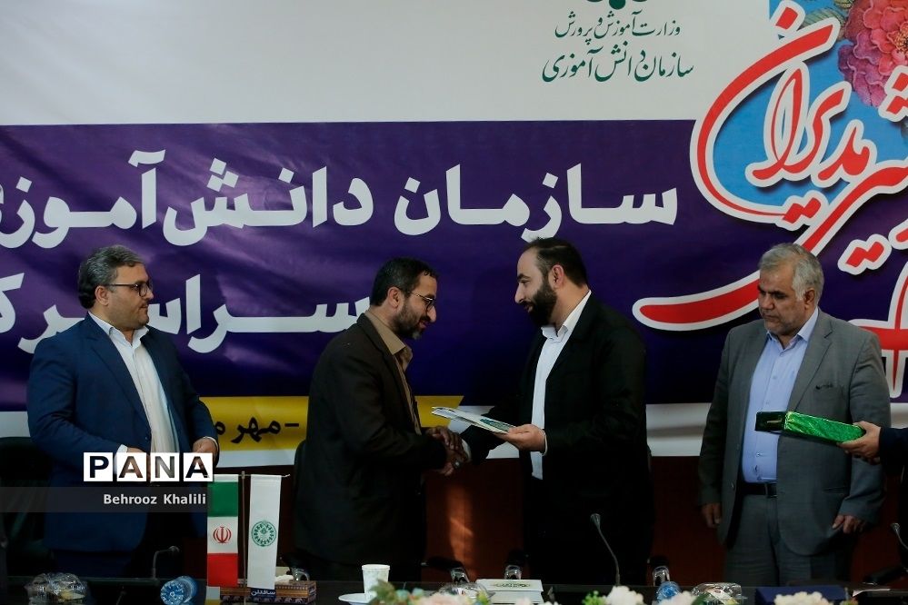 تجلیل سازمان دانش‌آموزی از خانواده دانشمند هسته‌ای، شهید دکتر مجید شهریاری