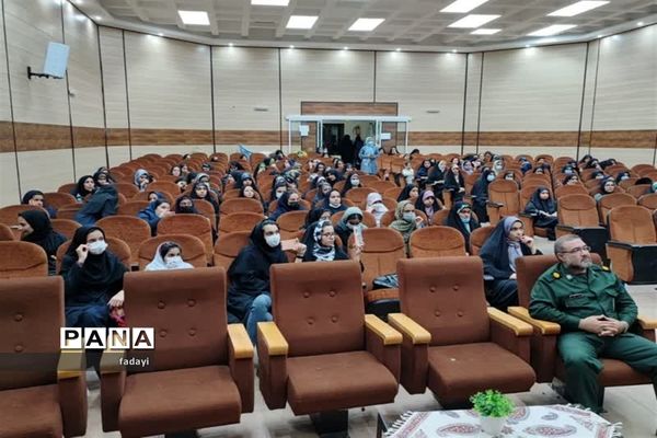 جشن بزرگ میلاد پیامبر اکرم ویژه دختران مقطع متوسطه اول و دوم در کانون‌ مفتح اردستان
