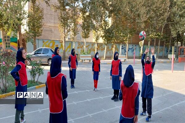 زنگ تربیت‌بدنی در دبیرستان دخترانه عصمت صفادشت