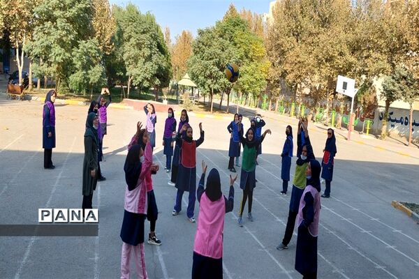 زنگ تربیت‌بدنی در دبیرستان دخترانه عصمت صفادشت