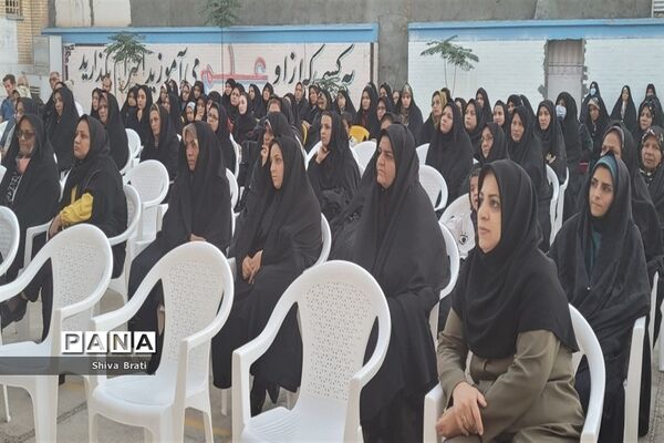 جلسه اولیا و مربیان در دبیرستان عفاف‌ کاشمر
