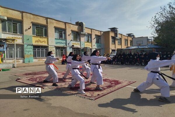 نواختن زنگ ورزش به‌مناسبت آغاز هفته تربیت‌بدنی در مدرسه شاهد فیض ناحیه ۳ شیراز