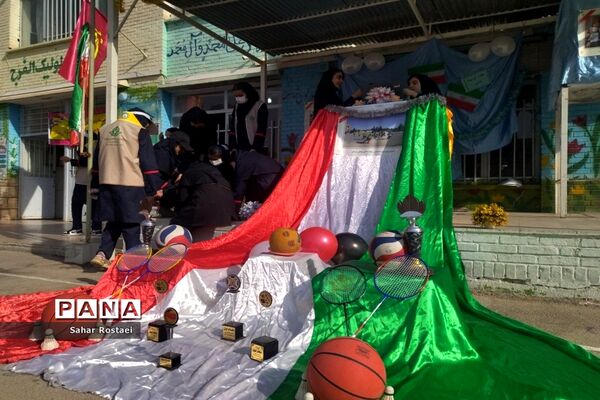 نواختن زنگ ورزش به‌مناسبت آغاز هفته تربیت‌بدنی در مدرسه شاهد فیض ناحیه ۳ شیراز