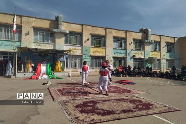 نواختن زنگ ورزش به‌مناسبت آغاز هفته تربیت‌بدنی در مدرسه شاهد فیض ناحیه ۳ شیراز