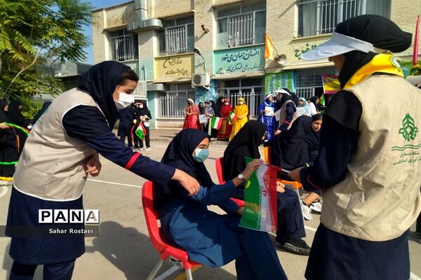 نواختن زنگ ورزش به‌مناسبت آغاز هفته تربیت‌بدنی در مدرسه شاهد فیض ناحیه ۳ شیراز