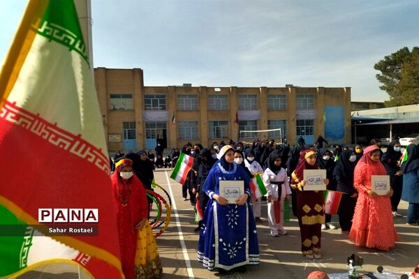 نواختن زنگ ورزش به‌مناسبت آغاز هفته تربیت‌بدنی در مدرسه شاهد فیض ناحیه ۳ شیراز
