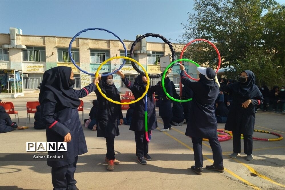نواختن زنگ ورزش به‌مناسبت آغاز هفته تربیت‌بدنی در مدرسه شاهد فیض ناحیه ۳ شیراز