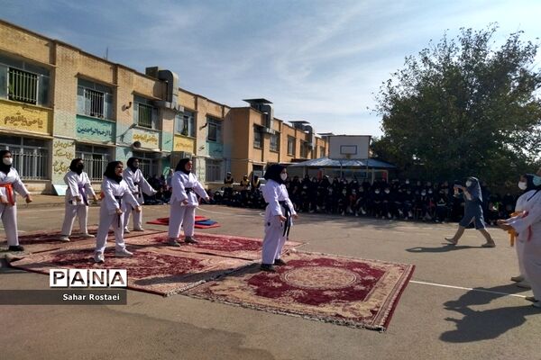 نواختن زنگ ورزش به‌مناسبت آغاز هفته تربیت‌بدنی در مدرسه شاهد فیض ناحیه ۳ شیراز
