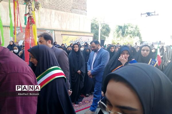 استقبال مادرانه از پیکر شهید گمنام در هنرستان برقعی قم