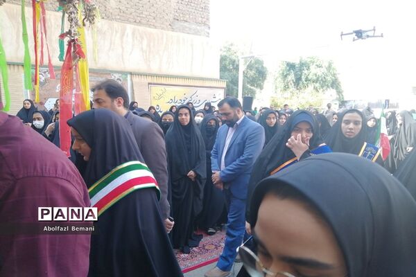 استقبال مادرانه از پیکر شهید گمنام در هنرستان برقعی قم