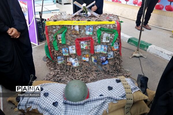 استقبال مادرانه از پیکر شهید گمنام در هنرستان برقعی قم